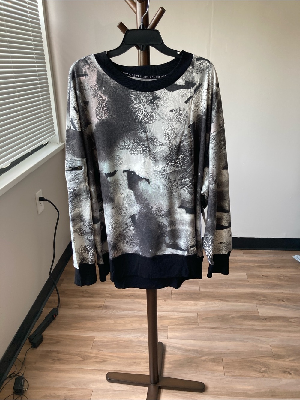 Nine West active paisley print pattern crewneck top zip pocket on sleeve 3X - Picture 12 of 17